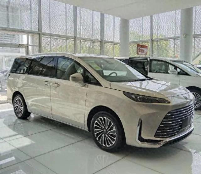 實(shí)拍別克GL8陸尚,5米2車身塞滿黑科技,1420km續(xù)航要革MPV的命?