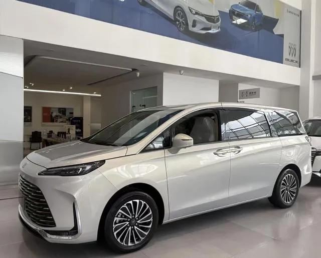 實(shí)拍別克GL8陸尚,5米2車身塞滿黑科技,1420km續(xù)航要革MPV的命?