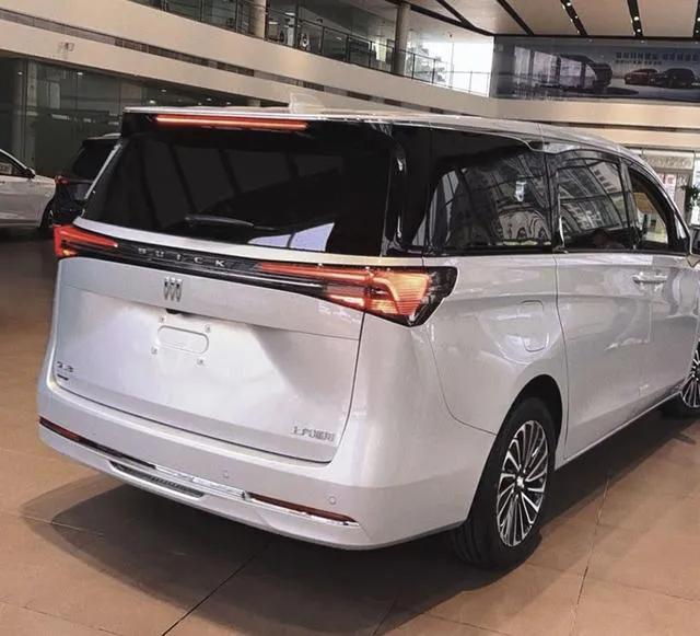 實(shí)拍別克GL8陸尚,5米2車身塞滿黑科技,1420km續(xù)航要革MPV的命?