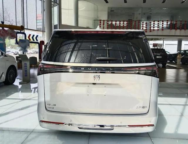 實(shí)拍別克GL8陸尚,5米2車身塞滿黑科技,1420km續(xù)航要革MPV的命?