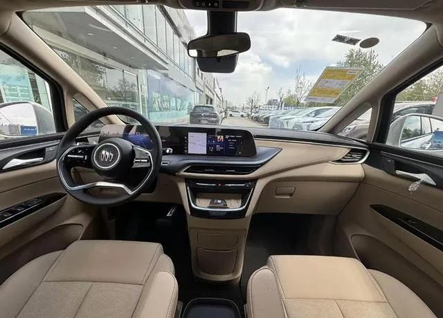 實(shí)拍別克GL8陸尚,5米2車身塞滿黑科技,1420km續(xù)航要革MPV的命?