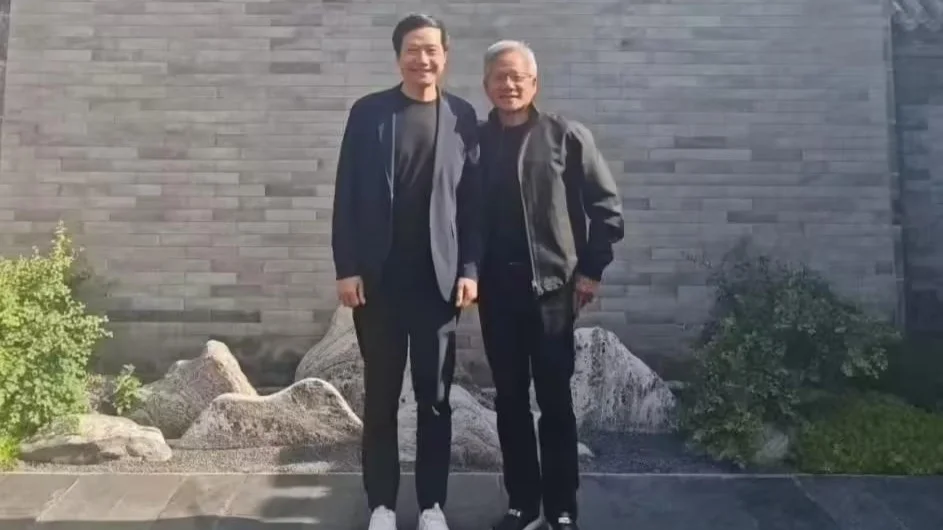 英偉達CEO黃仁勛回應大熱天穿皮夾克：只有一套西裝，沒來得及干洗
